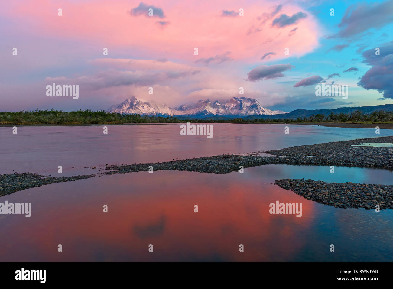 Rosa e il colore blu sunrise lungo il fiume Serrano con le Ande cime del Parco nazionale Torres del Paine in background, Patagonia, Cile. Foto Stock