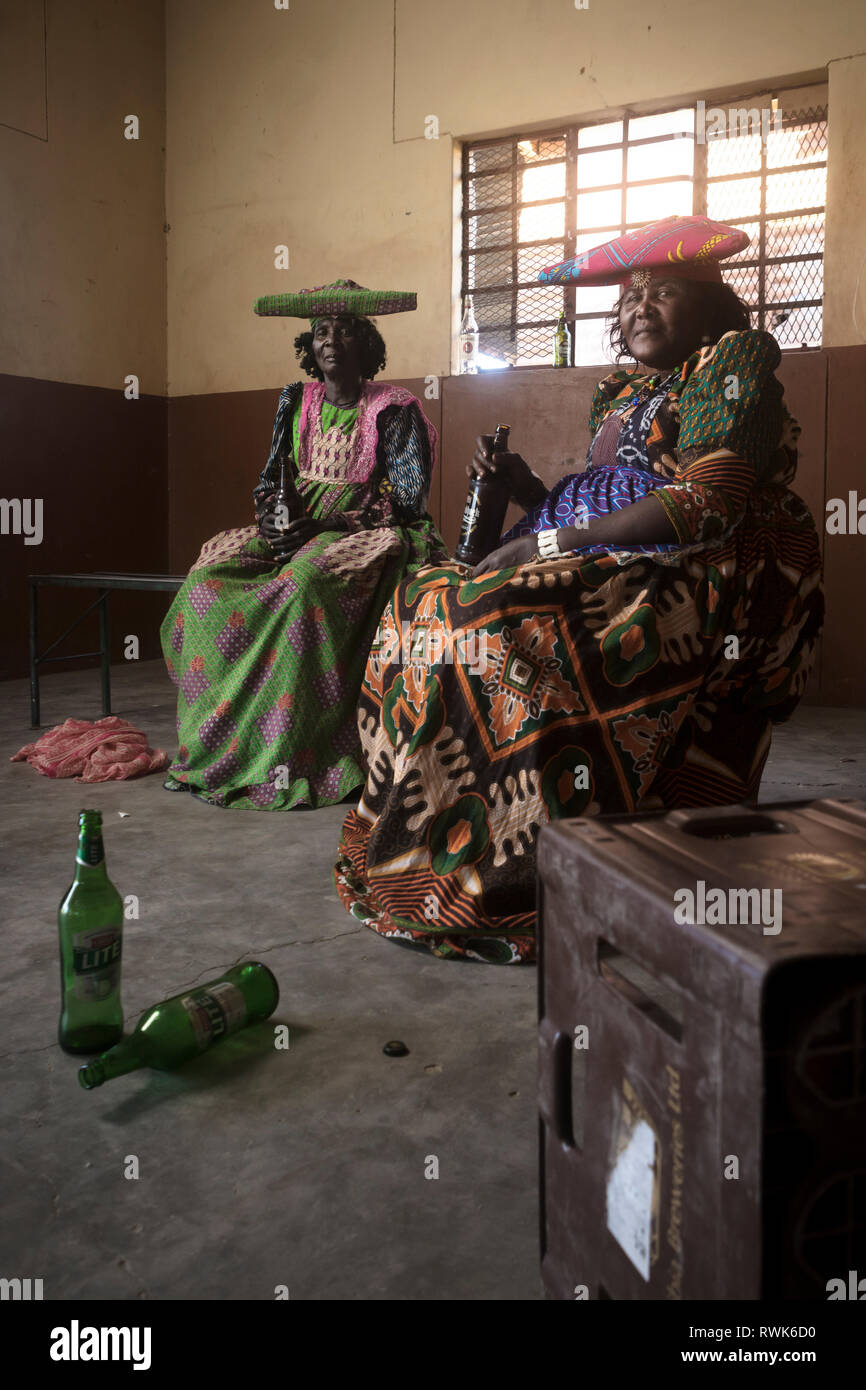 Herero donne bere birra all'interno di un negozio in Purros, Namibia. Foto Stock