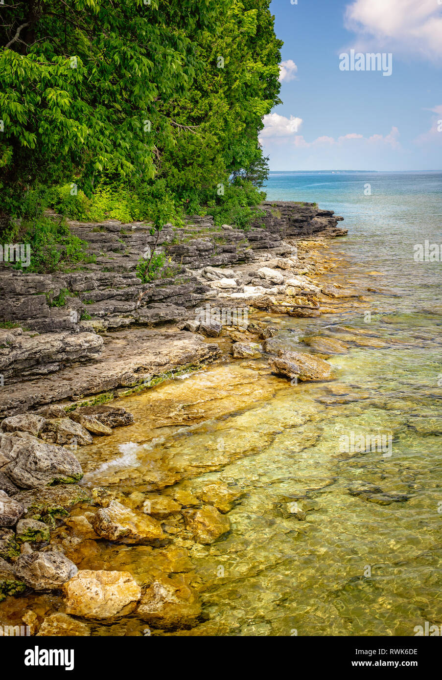 Coste rocciose a Door County, Wisconsin Grotta punto sulla costa del lago Michigan Foto Stock