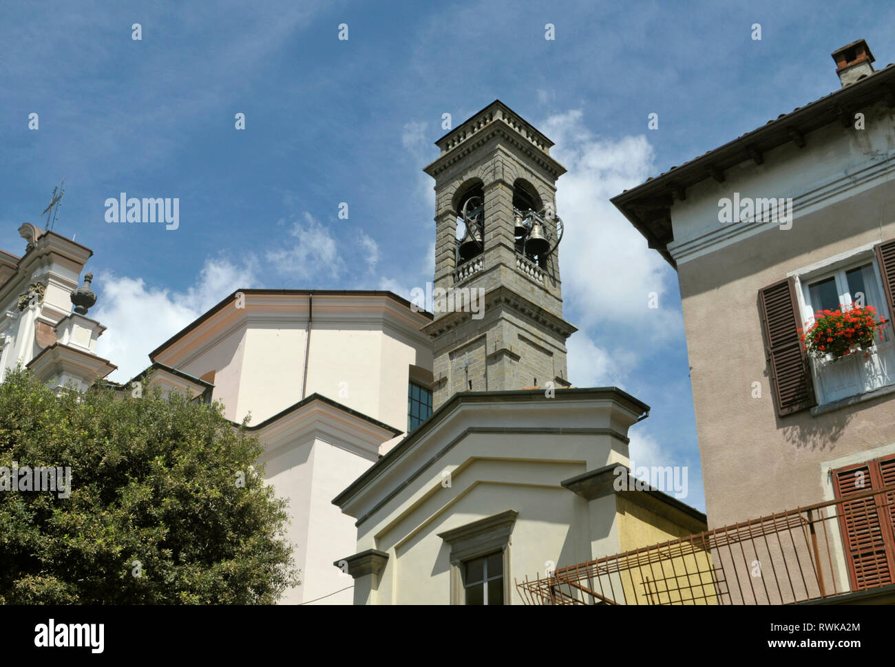Campanile della chiesa a Sarnico, Lago d'Iseo, Lombardia, Italia Foto Stock