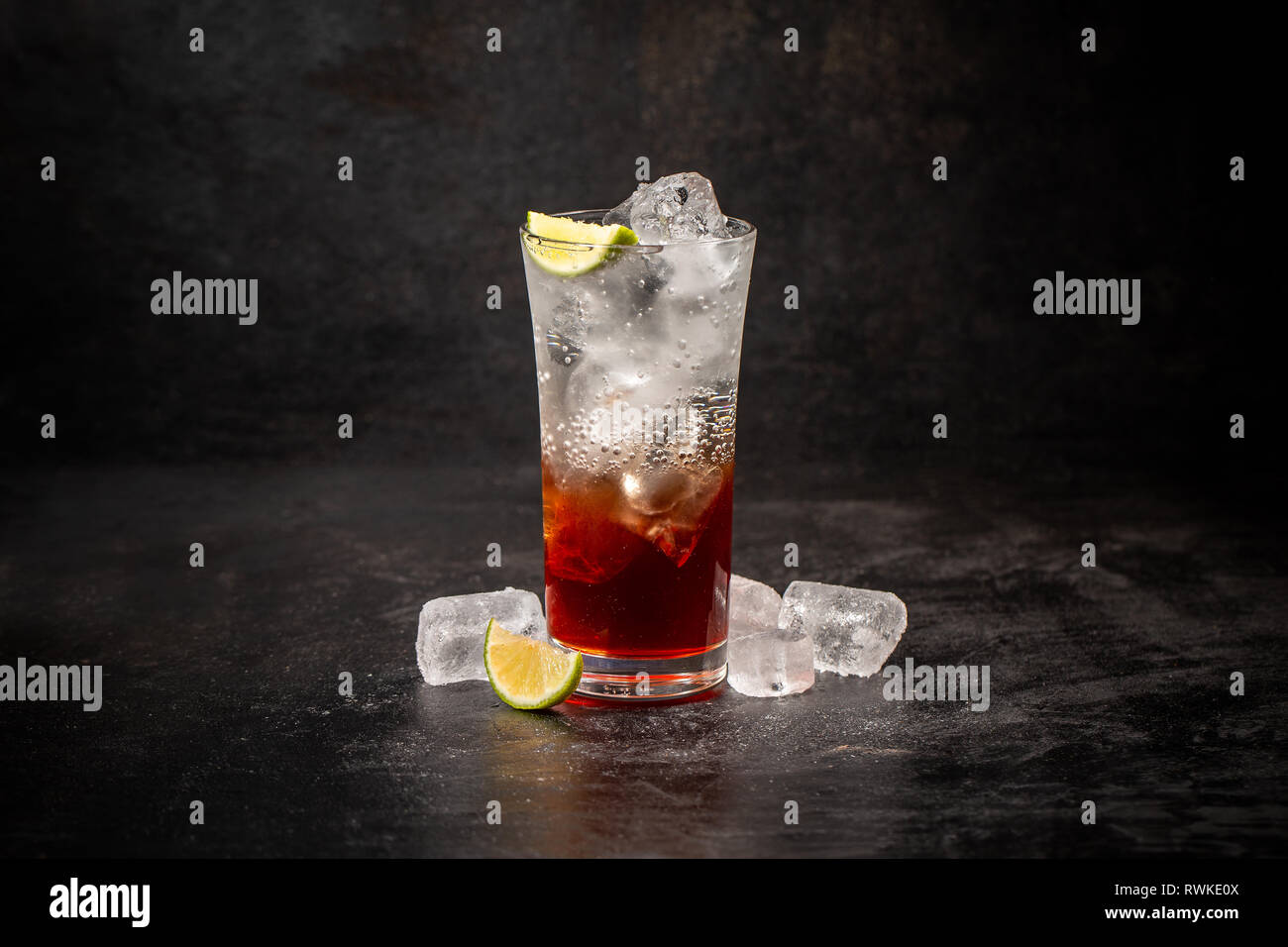 Soda drink con sciroppo di frutti di bosco e soda con cubetti di ghiaccio Foto Stock