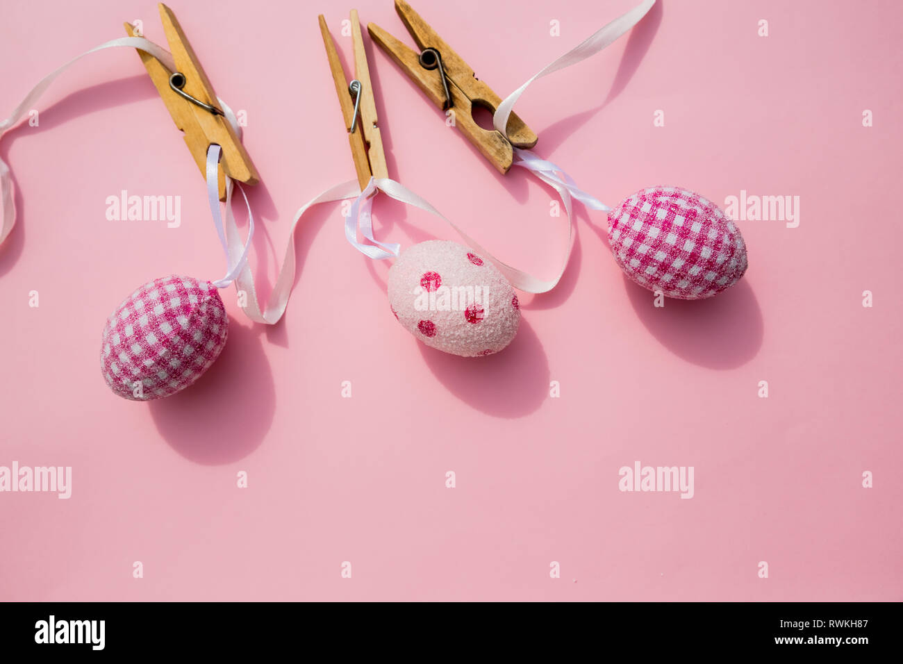 Molte uova di pasqua sulla tendenza rosa pastello. sfondo Le uova sono disegnati a mano. Appartamento in stile laici.Vista dall'alto di uova di pasqua colorate in differenti modelli. Varie Foto Stock