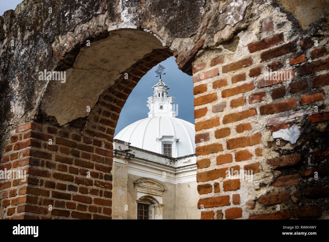 Chiesa di San Francisco el Grande visto attraverso un arco con il sole splendente, Antigua, Guatemala Foto Stock