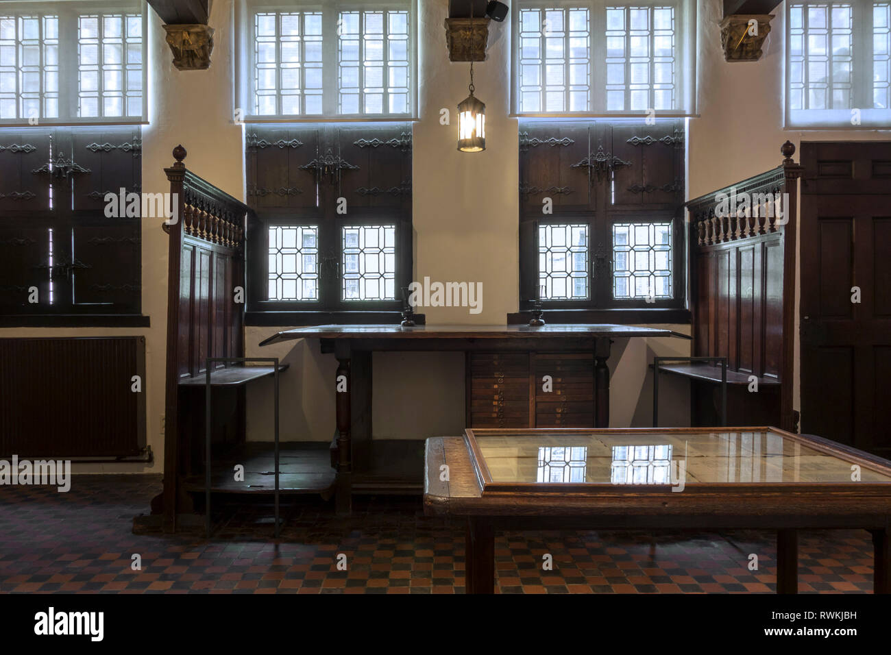 Una tabella di grandi dimensioni nella correzione di bozze / Prova dei lettori, Sala Museo Plantin-Moretus / Plantin-Moretusmuseum circa cinquecento stampanti, Anversa, Belgio Foto Stock