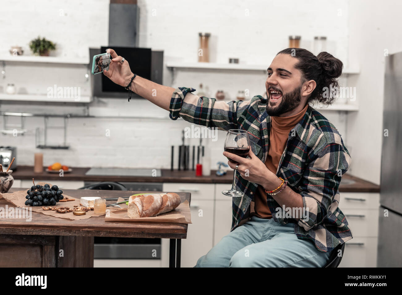 Lieto uomo felice prendendo un selfie con il vino Foto Stock