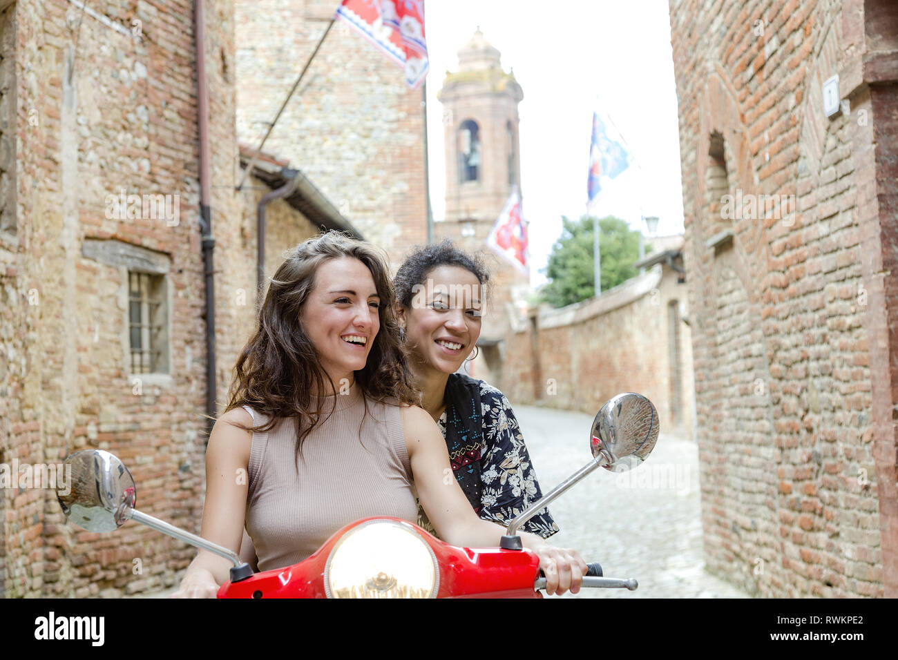 Gli amici di esplorare su scooter, Città della Pieve, Umbria, Italia Foto Stock