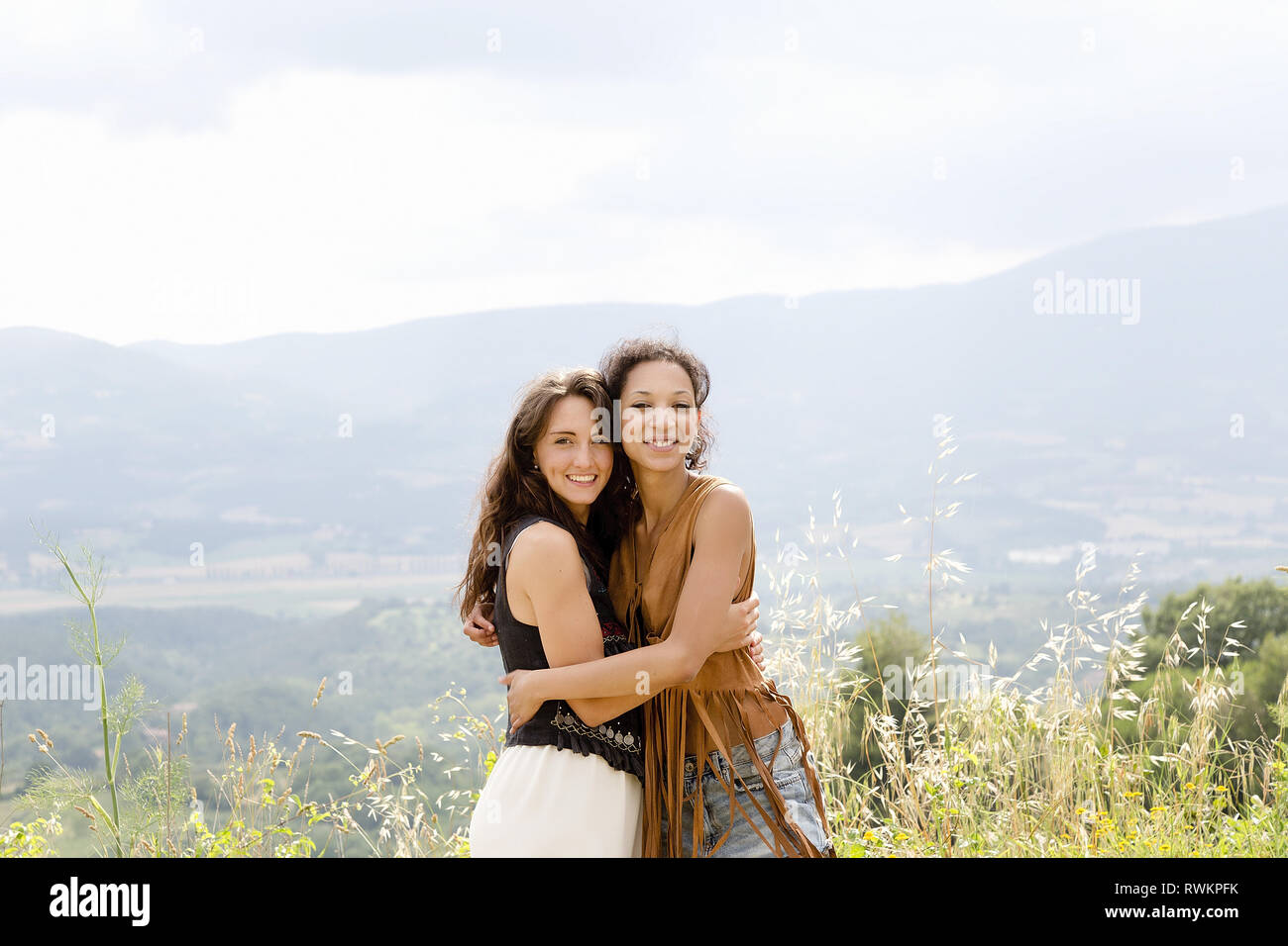 Amici costeggiata sulla collina, Città della Pieve, Umbria, Italia Foto Stock