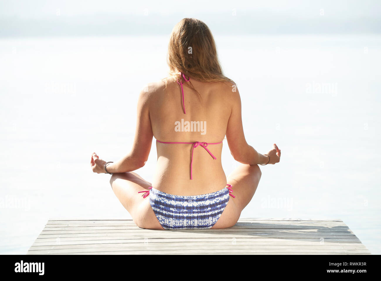 Donna fare yoga da Lac d'Annecy, Annecy, Francia Foto Stock