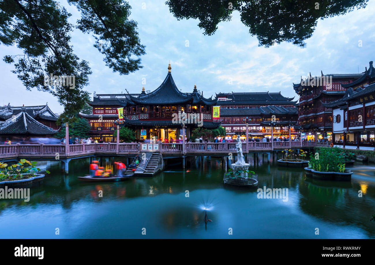 Teahouse nel Giardino di Yu al crepuscolo, Shanghai, Cina Foto Stock