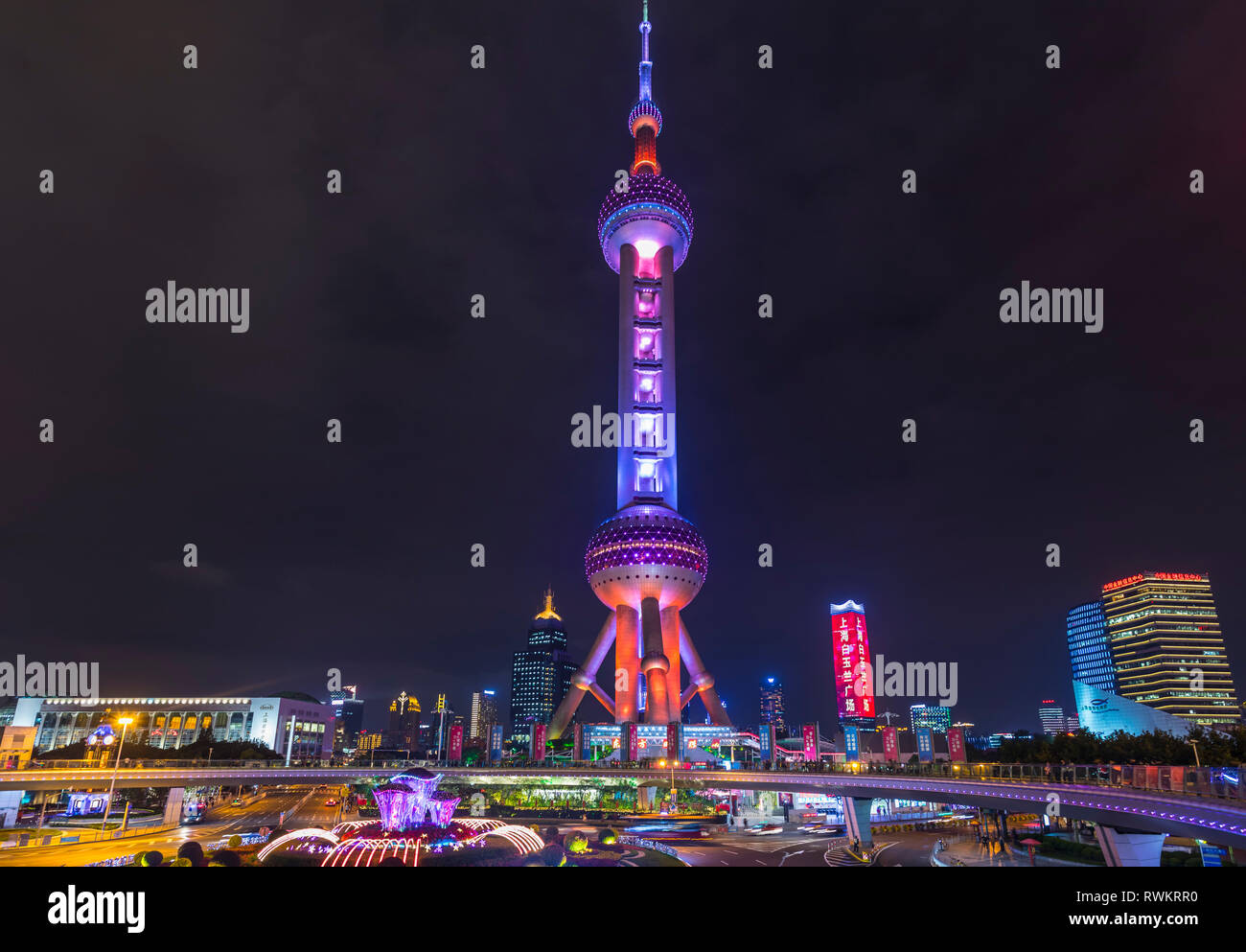 Oriental Pearl Tower di notte, Shanghai, Cina Foto Stock