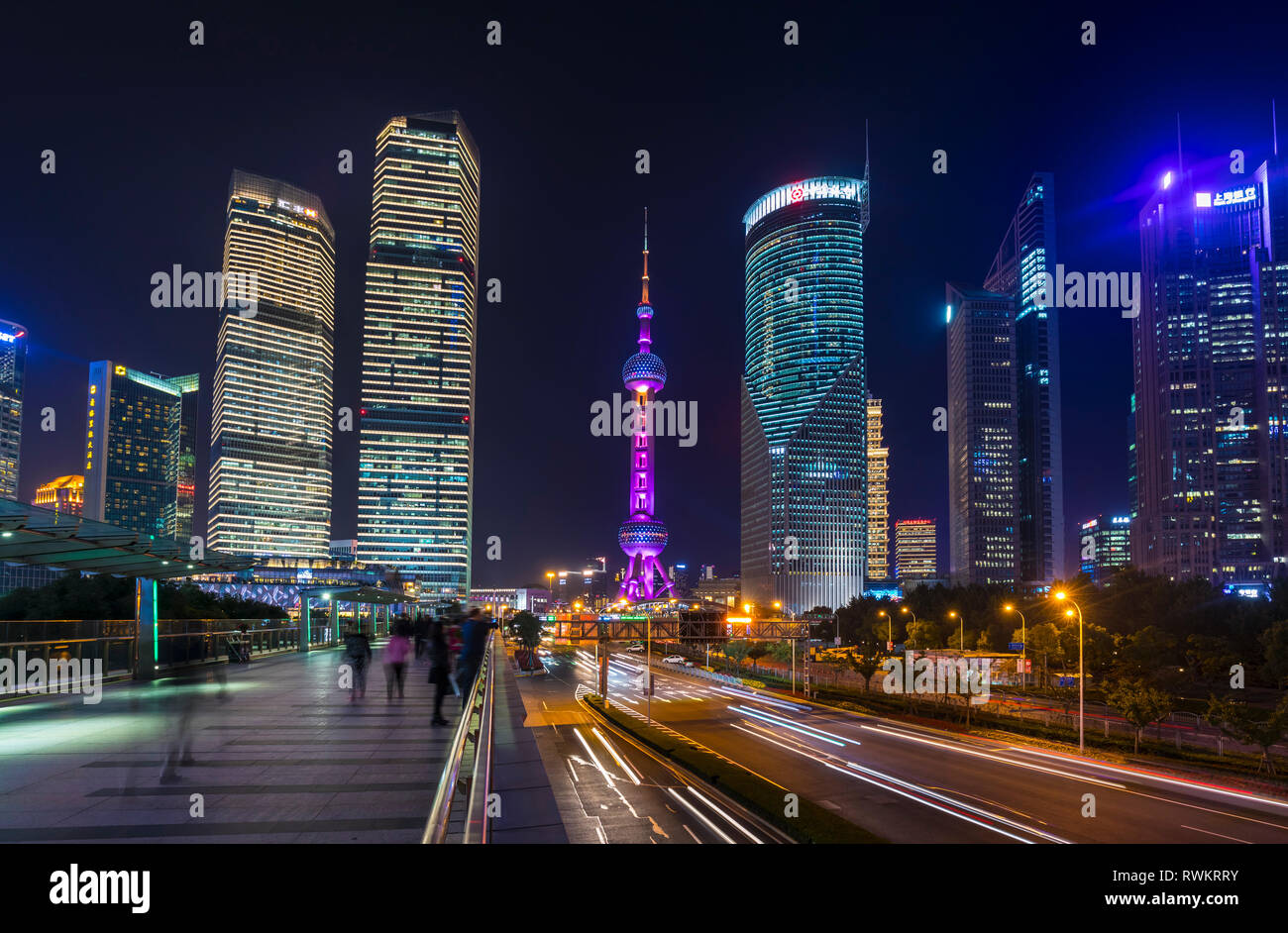 Lo skyline di Pudong e Oriental Pearl Tower dal passaggio sopraelevato di notte, Shanghai, Cina Foto Stock