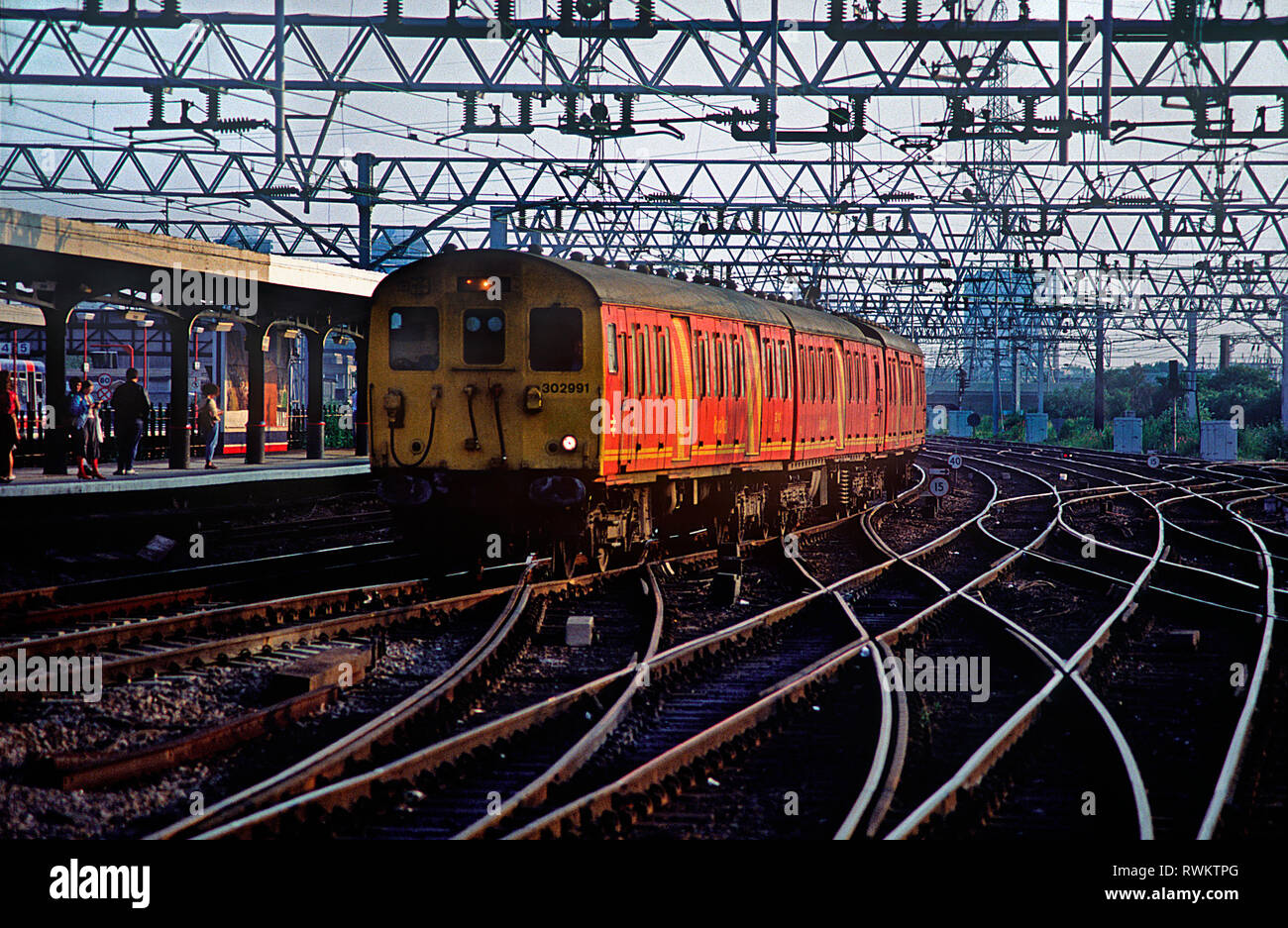 Classe 302 pacchi numero unità 302991 passa attraverso Stratford la sera del 4 luglio 1991. Foto Stock Classe 302 pacchi numero unità 302991 passa attraverso Stratford la sera del 4 luglio 1991. Foto Stock