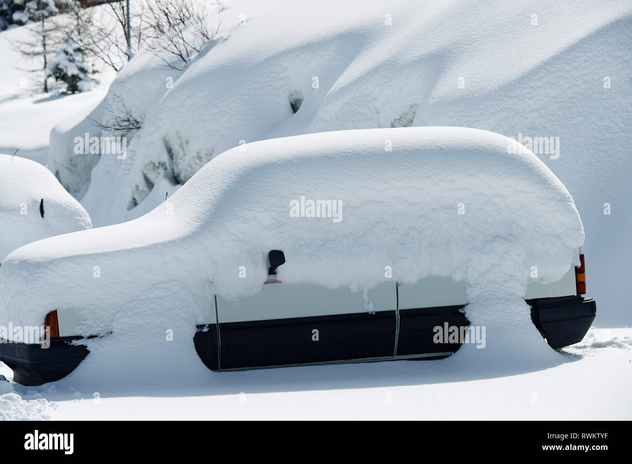 Auto coperto di neve profonda, Alpe-d'Huez, Rhone-Alpes, Francia Foto Stock