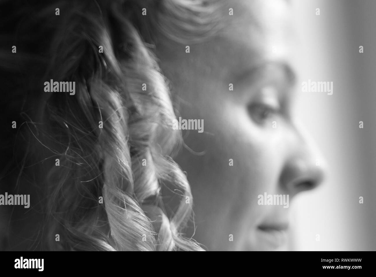 Ritratto di una giovane e bella donna in ornato abito storico- i suoi vestiti sono belle, indossa perle attorno alla sua gola & ha arricciato i capelli biondi. Foto Stock