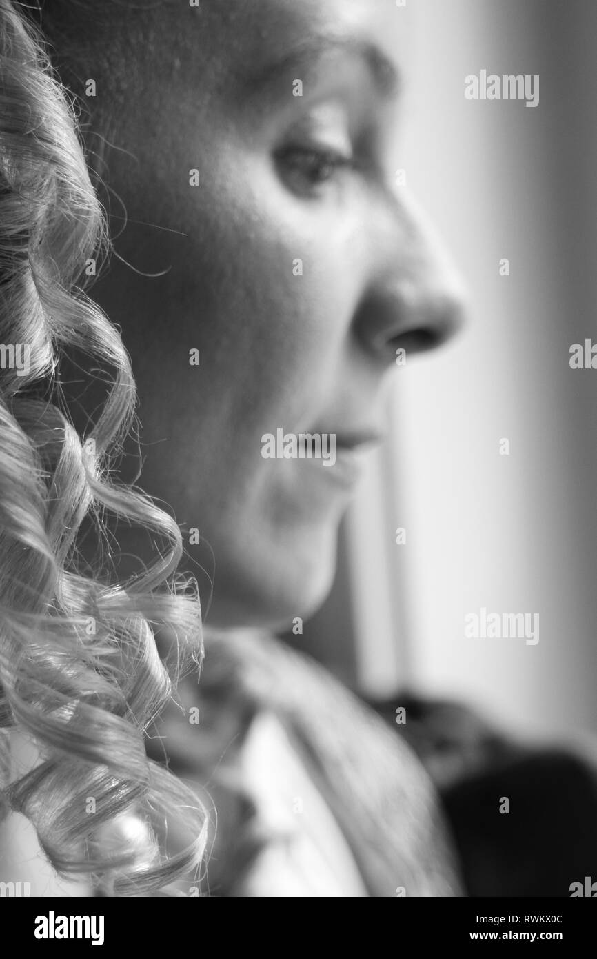 Ritratto di una giovane e bella donna in ornato abito storico- i suoi vestiti sono belle, indossa perle attorno alla sua gola & ha arricciato i capelli biondi. Foto Stock
