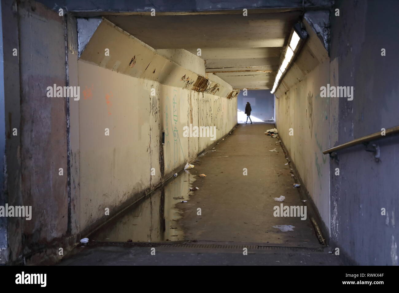 Tunnel pedonale della metropolitana a Perry Barr, Birmingham, Regno Unito, nel 2019. Foto Stock