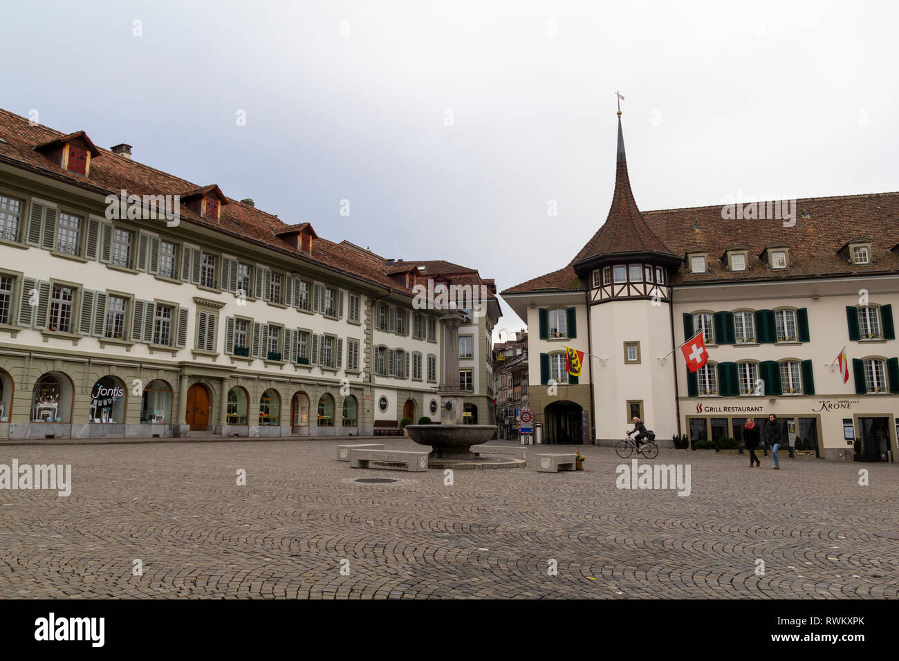 Piazza del Municipio con edifici vecchi e fontana nel centro di Thun, Svizzera Foto Stock
