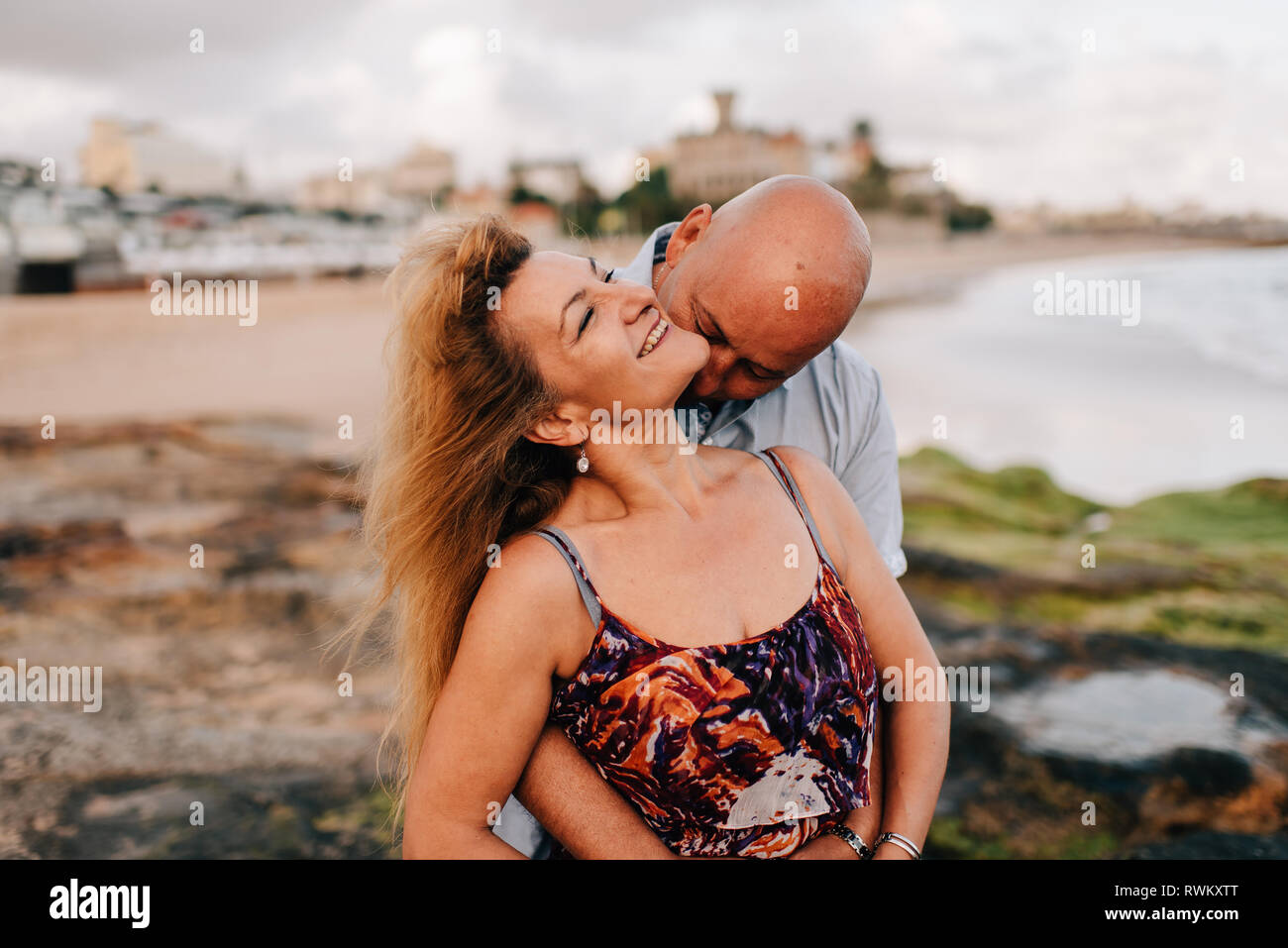 Giovane costeggiata e baciare sulla spiaggia, Estoril, Lisboa, Portogallo Foto Stock