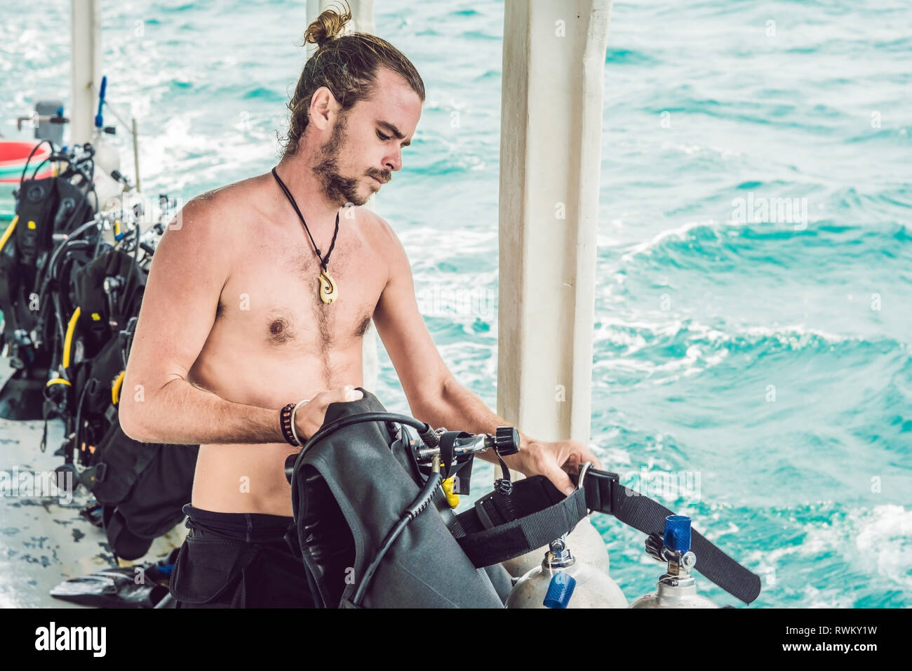 Diver prepara il suo equipaggiamento per le immersioni in mare Foto Stock