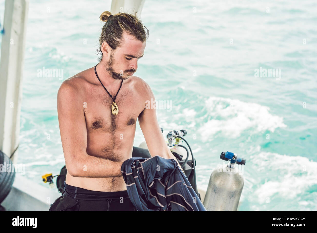 Diver prepara il suo equipaggiamento per le immersioni in mare Foto Stock
