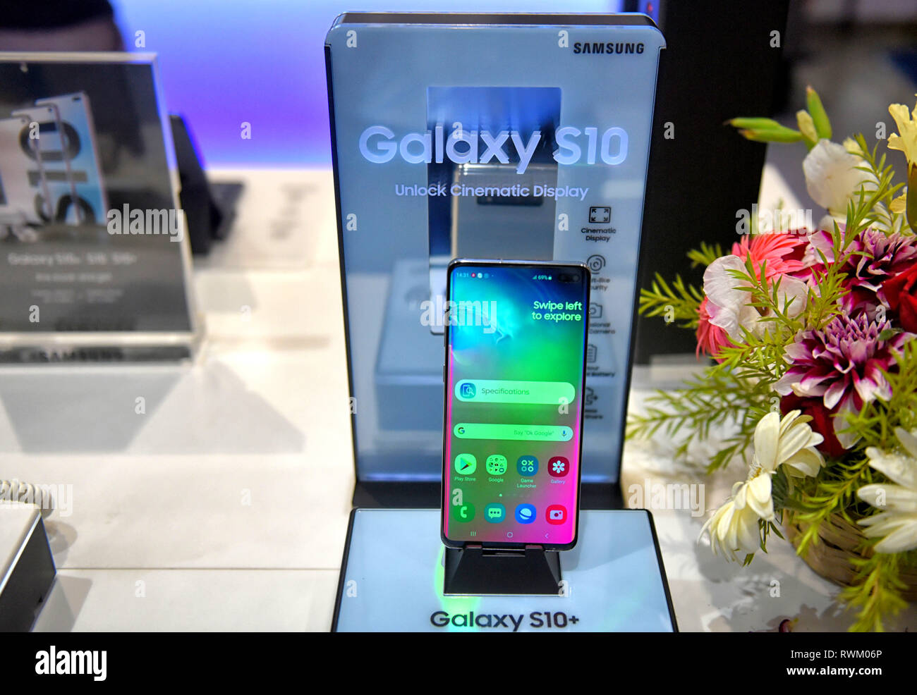 Nuovo Samsung Galaxy S10 si vede sulla scrivania del cliente durante la cerimonia del varo. Tollywood attrice Paoli Dam ha lanciato l'ammiraglia Samsung Galaxy S10 Smartphone Premium a un Samsung Store di Kolkata. Foto Stock