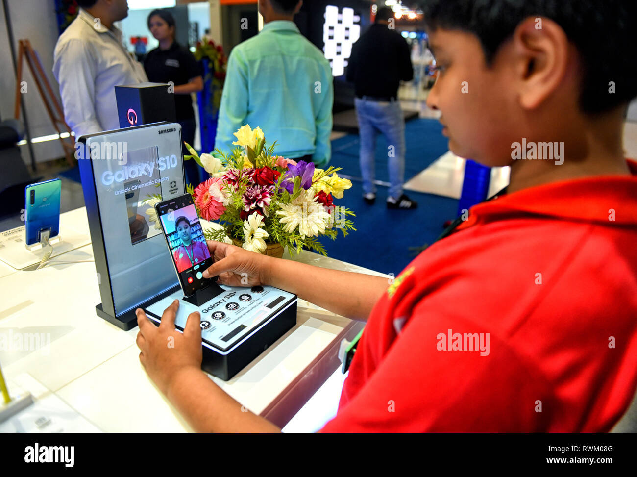 Samsung showroom demonstrator visto che mostra le caratteristiche del nuovo S10 Smartphone durante il lancio. Tollywood attrice Paoli Dam ha lanciato l'ammiraglia Samsung Galaxy S10 Smartphone Premium a un Samsung Store di Kolkata. Foto Stock