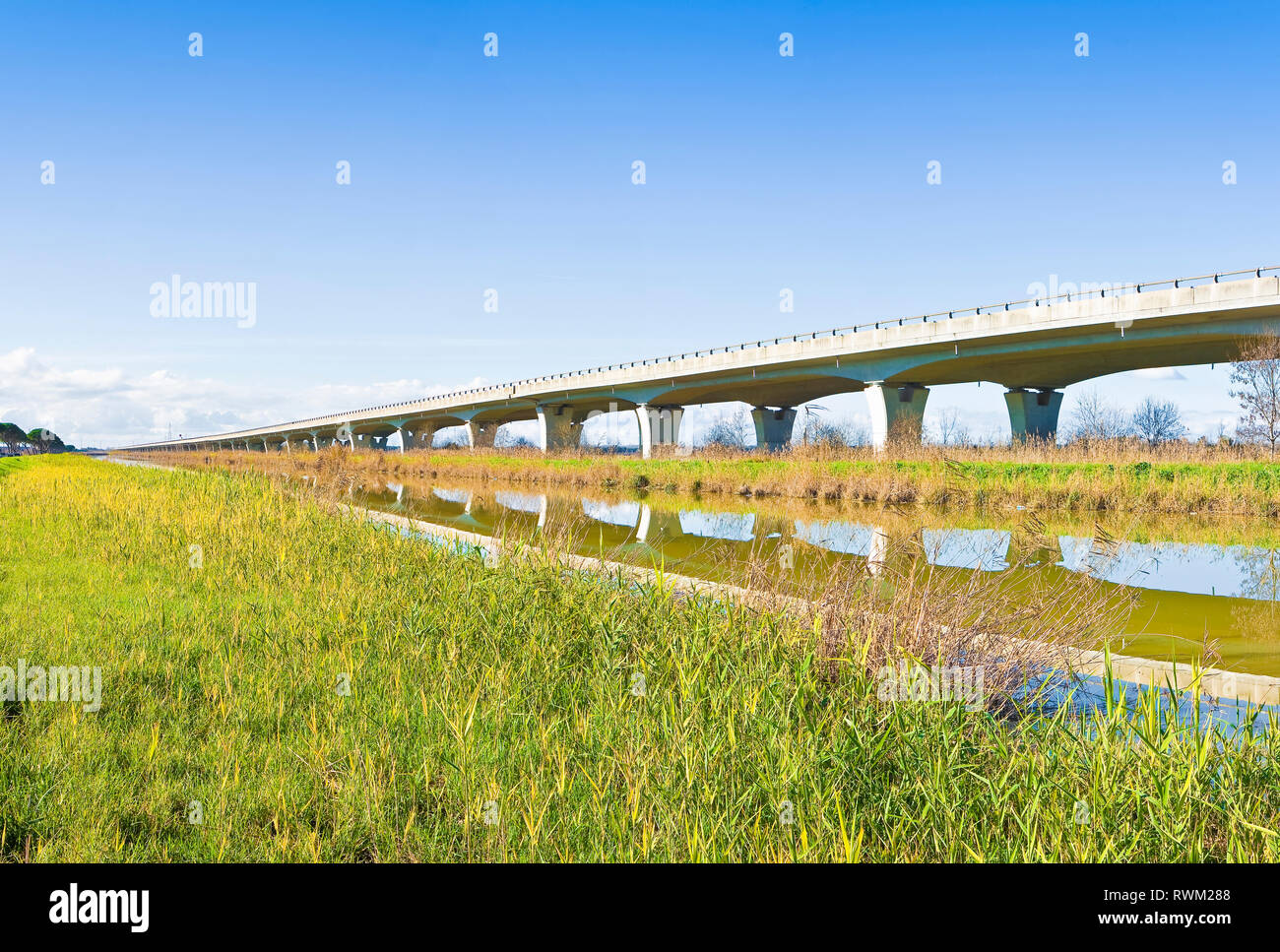 Autostrada sopraelevata costruito costruito lungo un fiume con rinforzo in calcestruzzo prefabbricato struttura (Italia) - vista panoramica Foto Stock