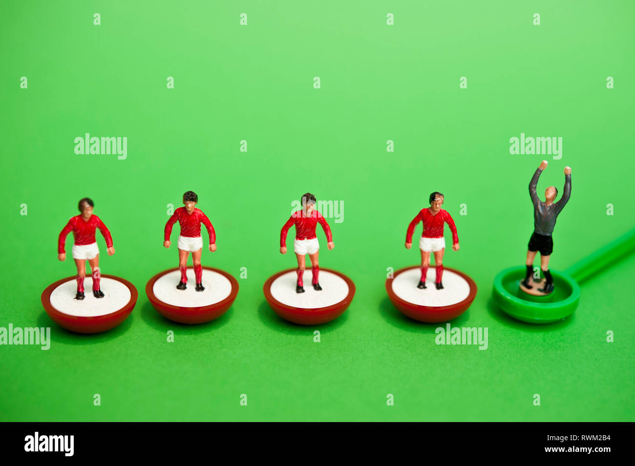 Subbuteo® in plastica squadra di calcio con maglietta rossa Foto Stock