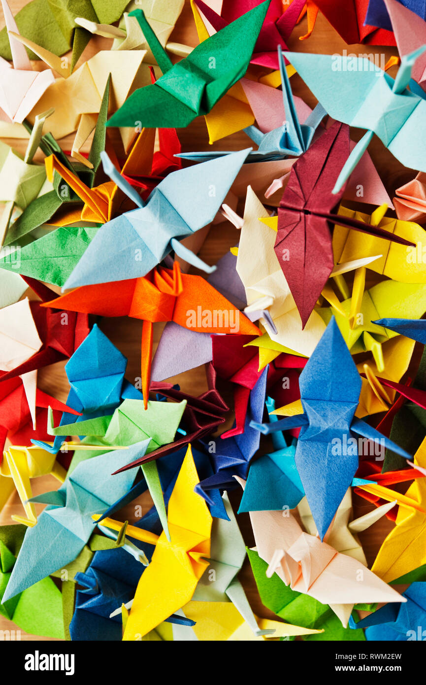 Sfondo di vari colorati uccelli origami Foto Stock