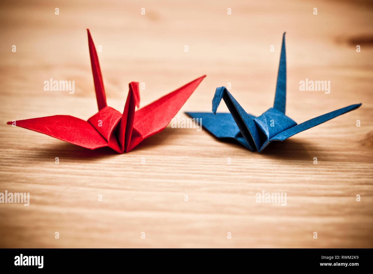 Due uccelli origami o gru Foto Stock