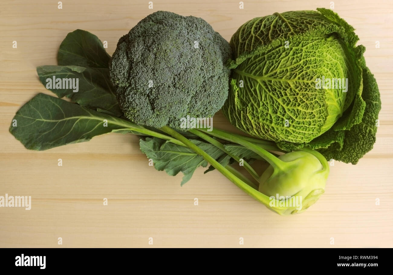 Vari i cavoli cappucci su legno luminoso: broccoli, cavolo rapa e cavolo verza Foto Stock