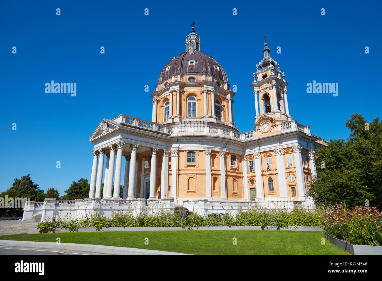 La Basilica di Superga sulla collina Torinese con aiuola e cielo blu chiaro in una soleggiata giornata estiva in Italia Foto Stock