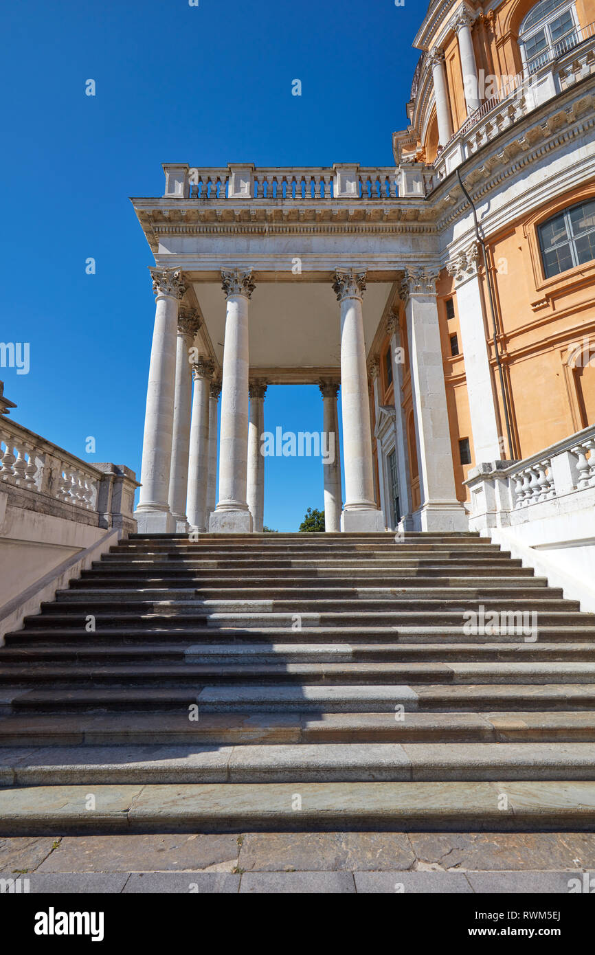 La Basilica di Superga scalinata vuota e colonne in una soleggiata giornata estiva a Torino, Italia Foto Stock