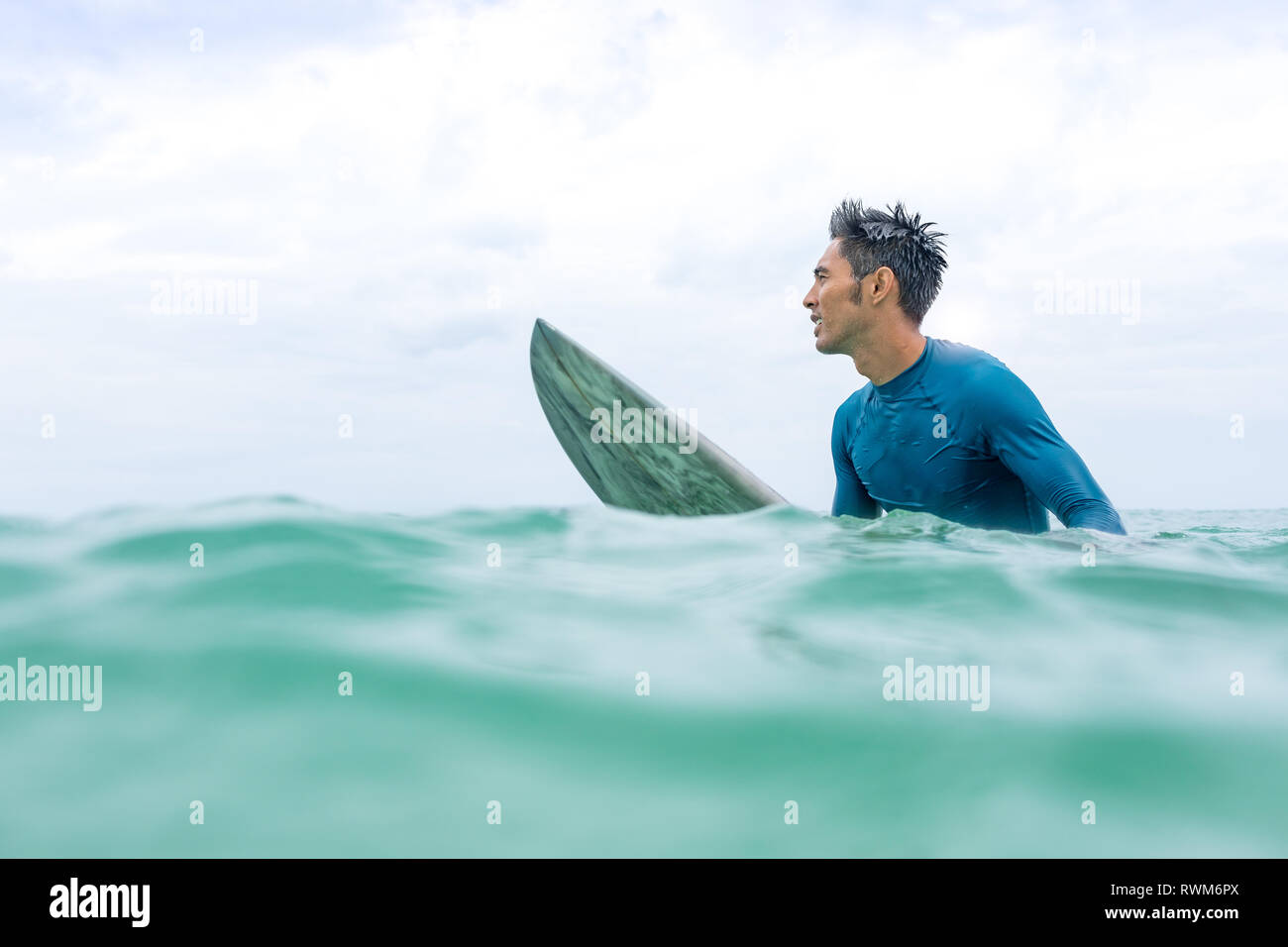 Surfer in attesa in mare, Pagudpud, Ilocos Norte, Filippine Foto Stock