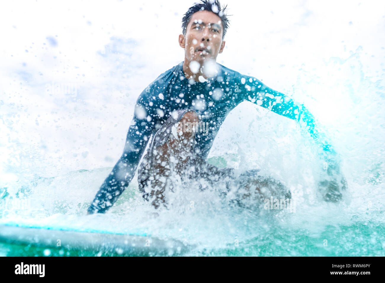 Surfer in azione, Pagudpud, Ilocos Norte, Filippine Foto Stock