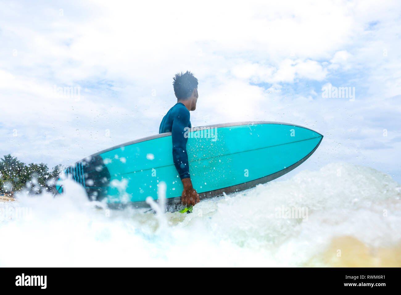 Surfer in azione, Pagudpud, Ilocos Norte, Filippine Foto Stock