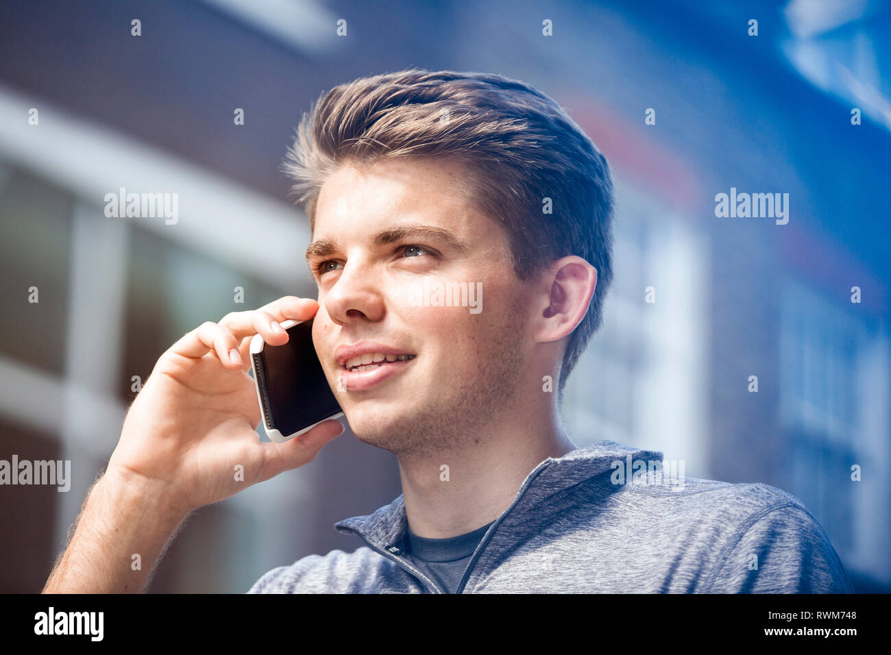 Giovane uomo utilizza lo smartphone in città Foto Stock