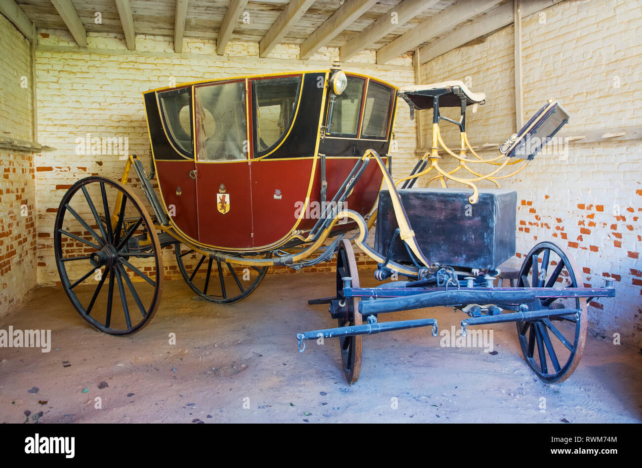 Vecchio carrello in un coach house; Mount Vernon, Virginia, Stati Uniti d'America Foto Stock