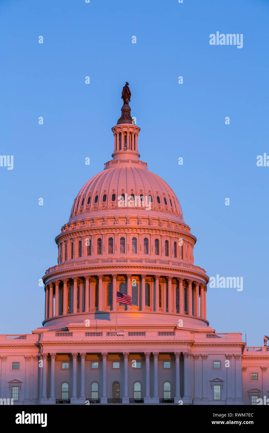 United States Capitol Building incandescente rosa al tramonto; Washington, Stati Uniti d'America Foto Stock