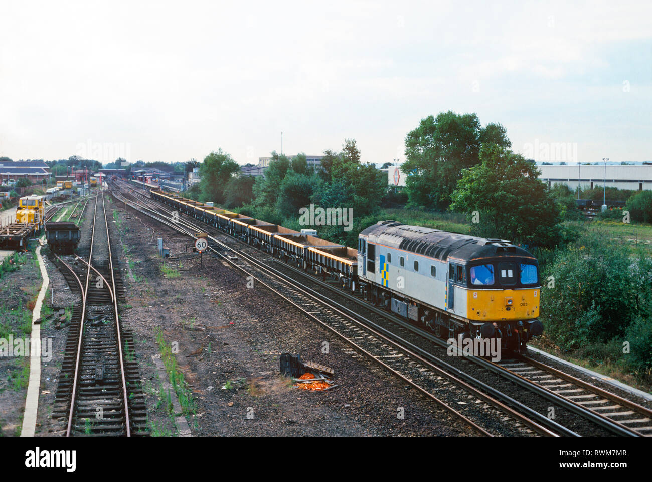 Una classe 33 locomotiva diesel numero 33053 si diparte Paddock Wood con un lungo treno di ingegneri il 4 settembre 1993. Foto Stock