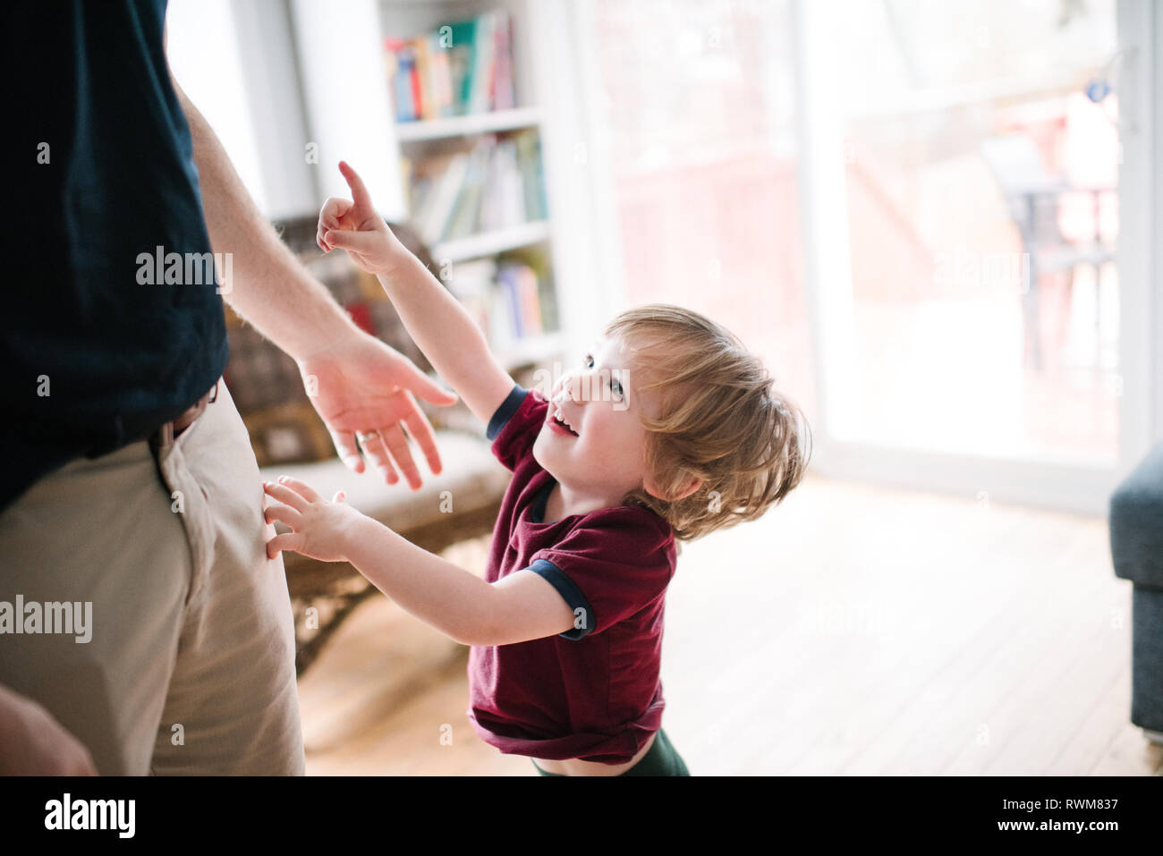 Padre e figlio giocando Foto Stock