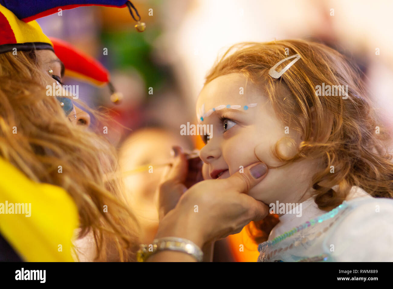 Face painting per bambina. La principessa e la Fata compleanno a tema con faccia artista di vernice. Foto Stock