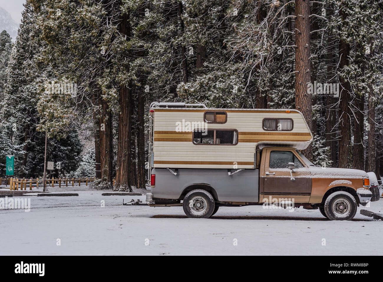 Camper parcheggiato su strade coperte di neve massa, Yosemite National Park, California, Stati Uniti d'America Foto Stock