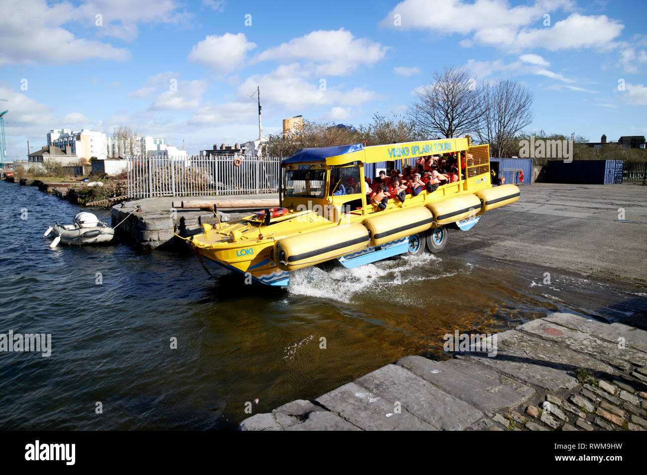 Viking Splash dukw tour artigianato entrata in acqua presso il Grand canal dock a Dublino Repubblica di Irlanda Foto Stock