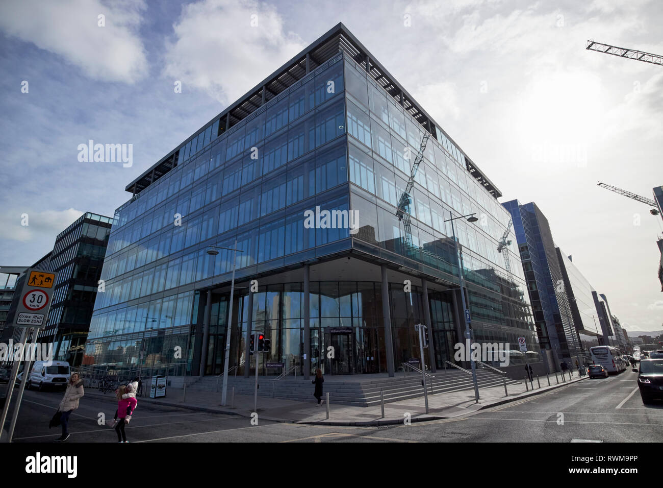 Mccann fitzgerald irish Law firm office riverside uno Sir John Rogersons Quay a Dublino Repubblica di Irlanda Foto Stock