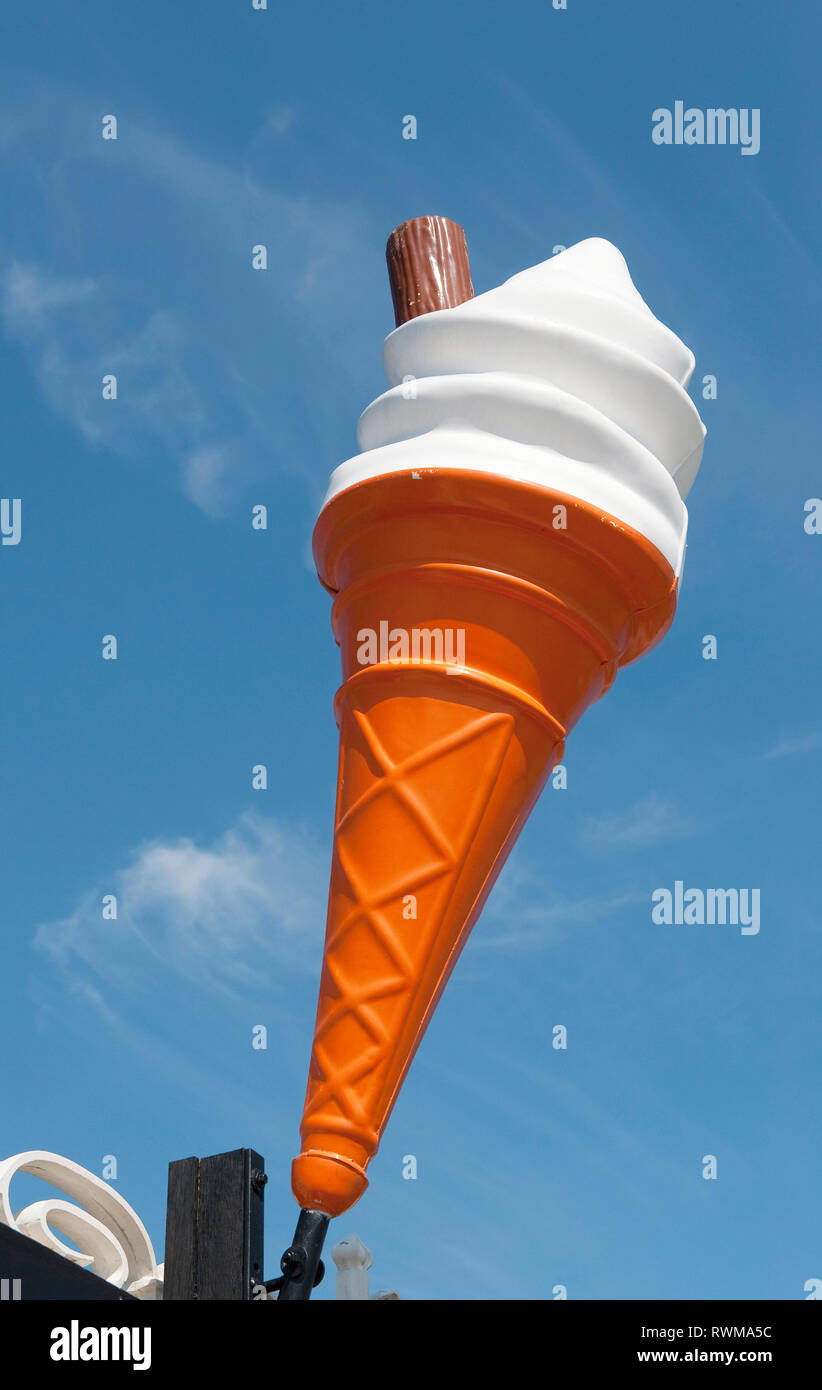 In plastica grande cono gelato al di fuori di un gelato shop nella città costiera di Brighton, Sussex, Inghilterra. Foto Stock