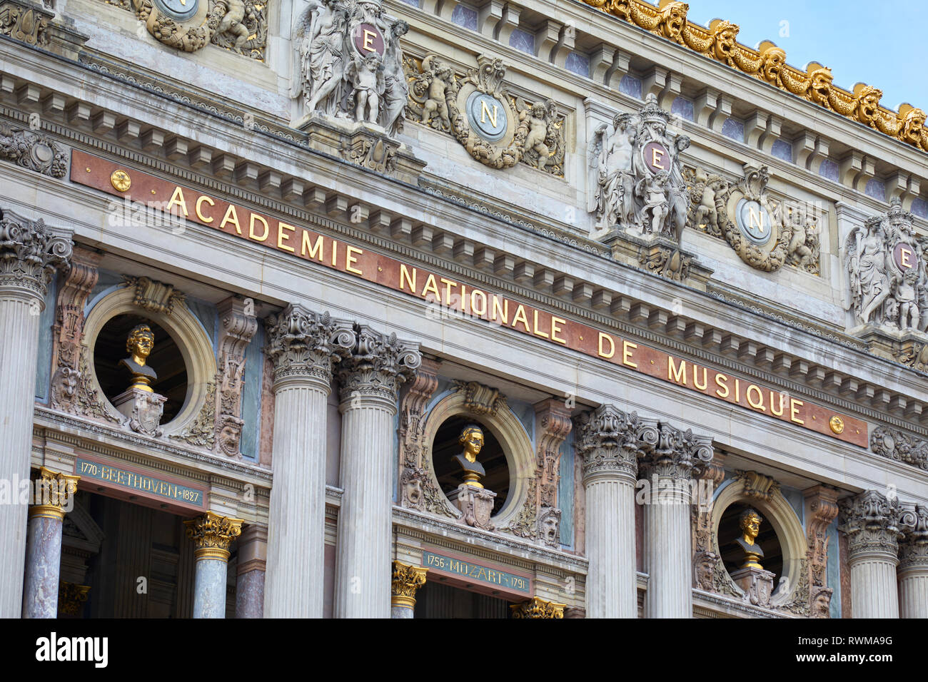 Opera Garnier facciata, accademia nazionale di musica in una soleggiata giornata estiva in Francia Foto Stock