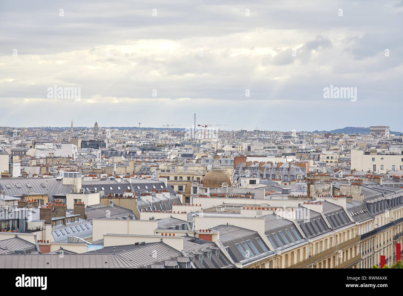 Tetti di Parigi e la vista dello skyline della città in un giorno nuvoloso con fascio di Sun in Francia Foto Stock