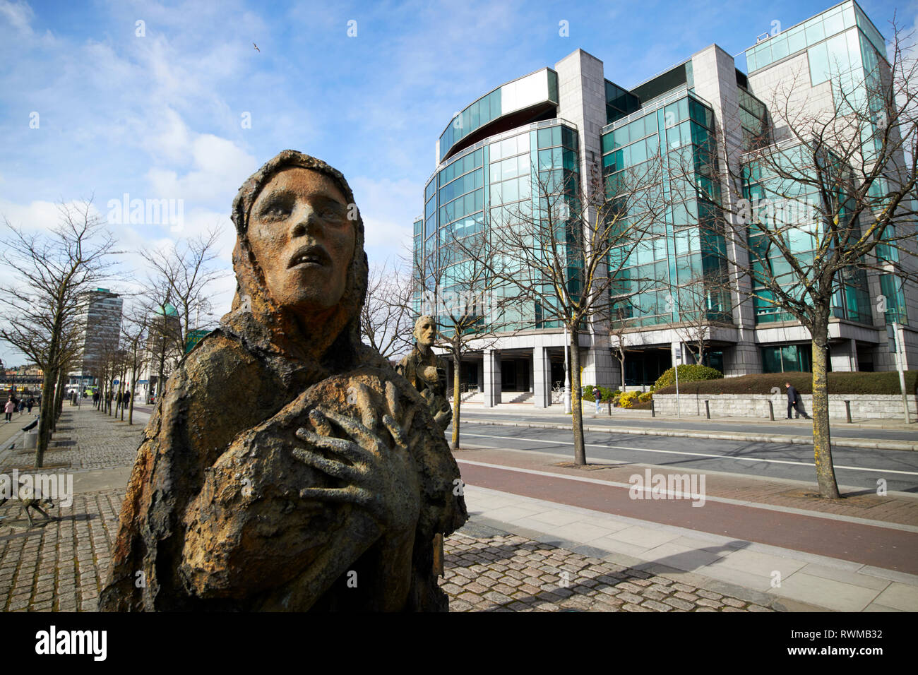 Rowan Gillespies Dublin carestia Memorial sculture al di fuori dell'edificio IFSC Dublino Repubblica di Irlanda Foto Stock