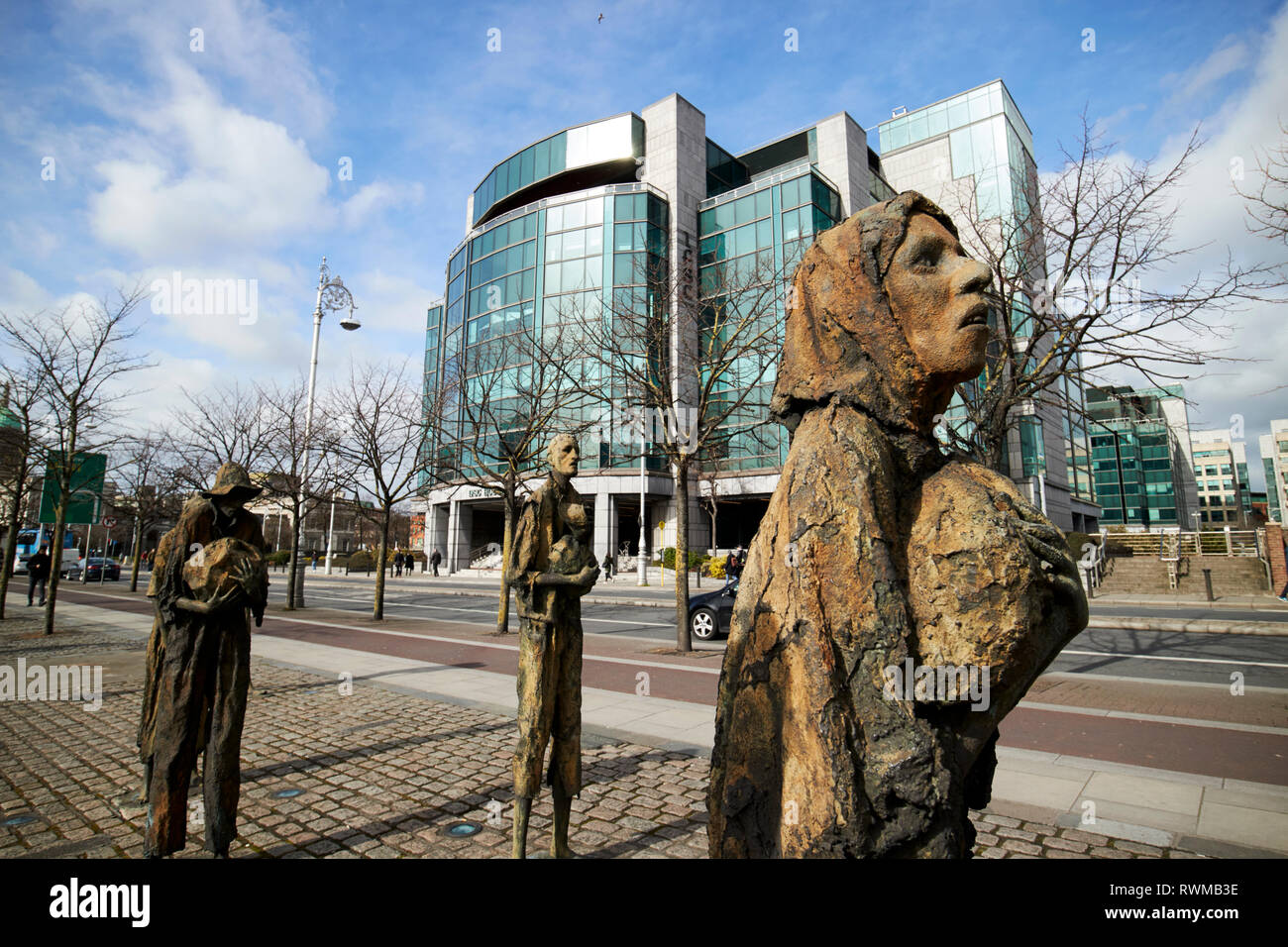 Rowan Gillespies Dublin carestia Memorial sculture al di fuori dell'edificio IFSC Dublino Repubblica di Irlanda Foto Stock